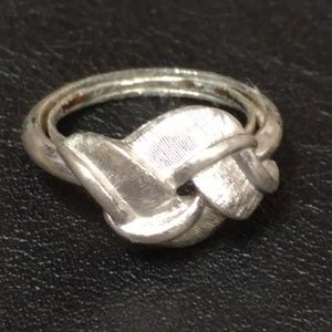 Vintage Avon silver toned love knot ring size 5-6